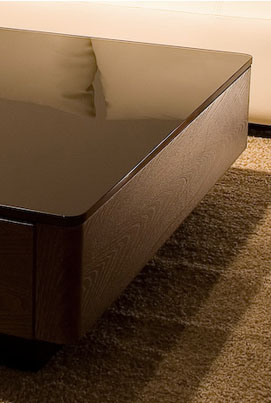 Arlyは強化ブラックガラスの天板と、高級材「ニレ」の質感が美しく調和したスクエアタイプのデザインテーブルです。