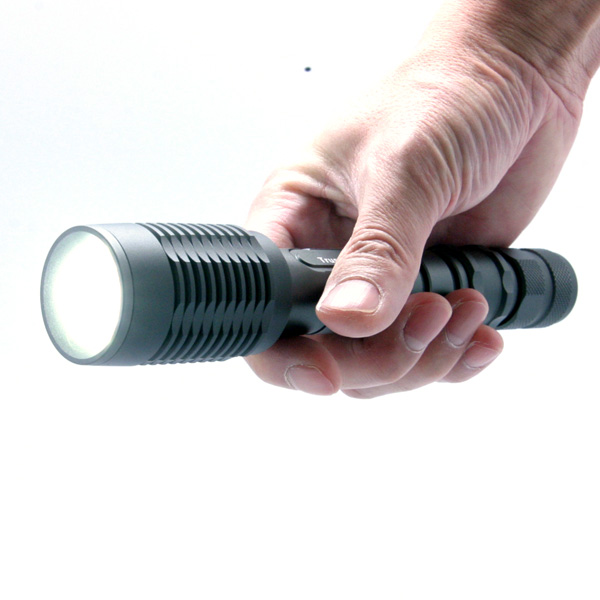 超強力ハンディライト（懐中電灯・トーチライト）TL1600Aは、小型ハンディライト最強の脅威の明るさ1600LM（ルーメン）。信頼のアメリカCREE社製高輝度LEDを使用。防災・防犯に人気爆発の商品です。LEDハンディライト/専用充電器・専用電池付/CREE社製LED使用/懐中電灯/ハンドライト/アウトドア/キャンプ/夜釣り/防犯/防災/緊急時/サバイバル/自転車ライト