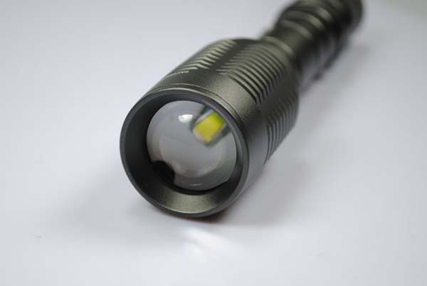超強力ハンディライト LED懐中電灯 TL1600Aは信頼のアメリカCREE社製高輝度LED