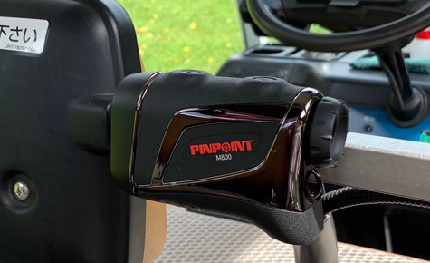 PINPOINT Mシリーズはゴルフカートの鉄部等に接着可能な強力マグネットを内蔵。